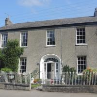 Emmet House is a small boutique B&B located in Emmet Square, Birr, County Offaly. It offers rooms with flat-screen TVs, free Wi-Fi and home-cooked food. The 10 best hotels close to Birr Castle in Birr, Ireland