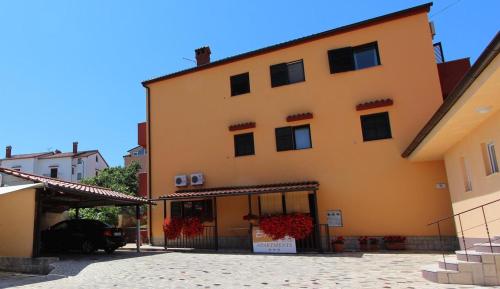 Apartments and Rooms "Erik"