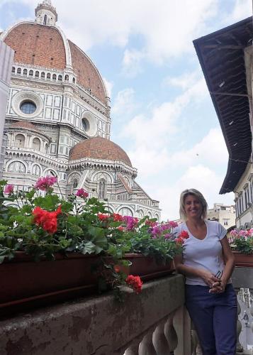 Luisa al balcone della camera matrimoniale