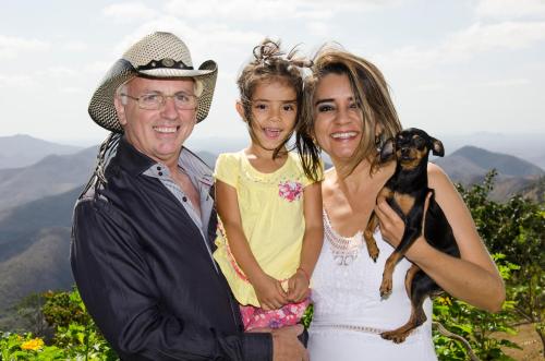 Sr. Rene, Sra. Nayara, Estefani e Josifina (Pinscher)