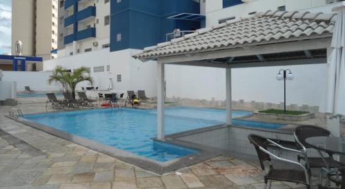 Uma das piscinas da área de lazer do condomínio
