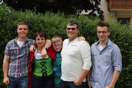 Josef Rosenkranz mit Frau und den drei Kindern