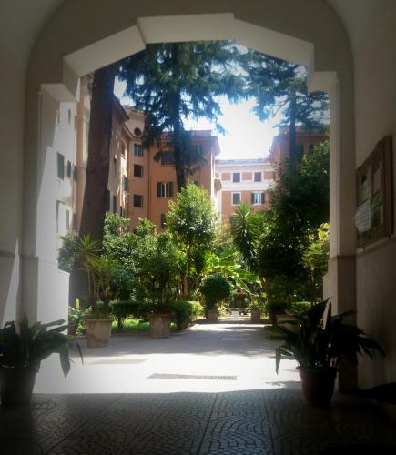 L'ingresso del palazzo con un bellissimo giardino condominiale.